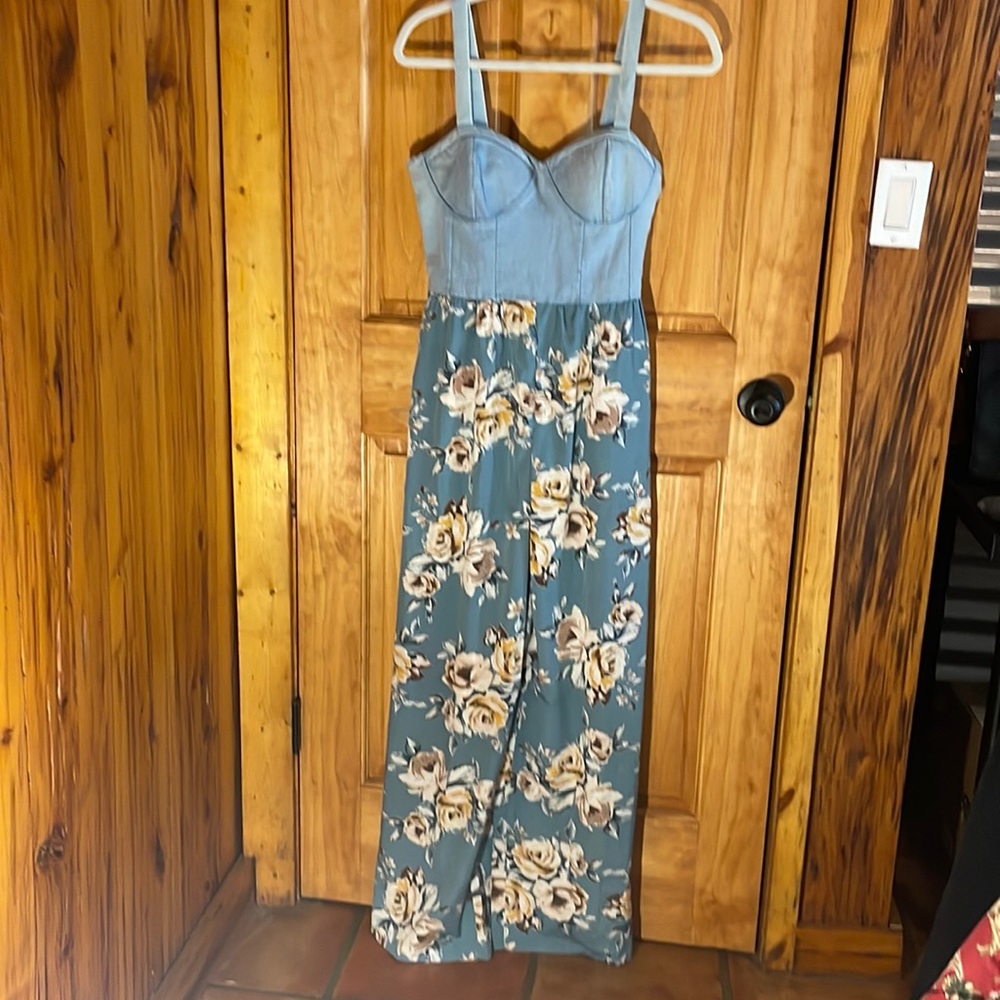 🥳Sale Price🥳 💐NWT BOG Collective Denim/Floral Jumpsuit, Size M 💐